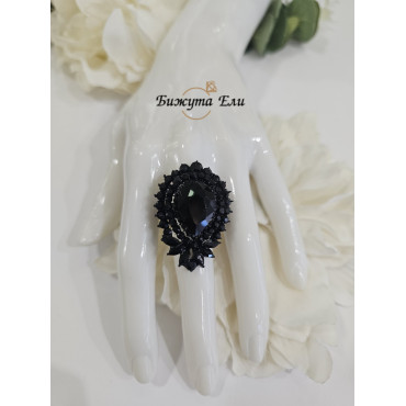 Официален пръстен с черни кристали