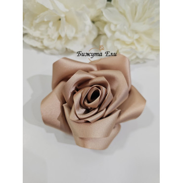 Брошка роза