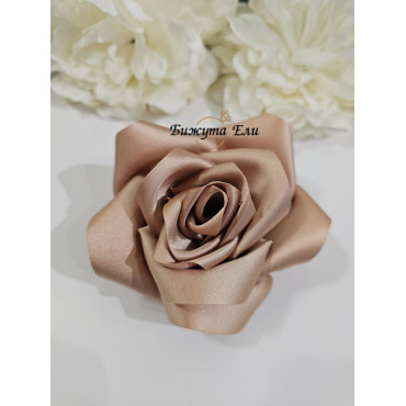 Брошка роза