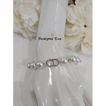 Дамска гривна с перли и сребрист елемент