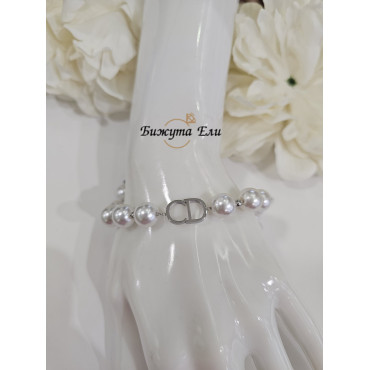 Дамска гривна с перли и сребрист елемент