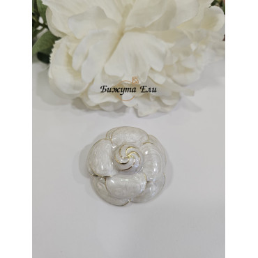 Елегантна брошка роза