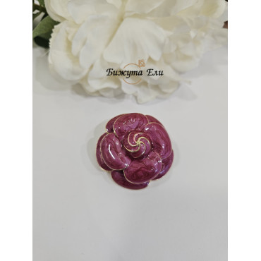 Елегантна брошка роза
